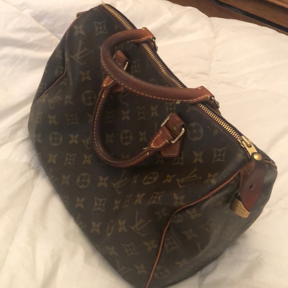 LV authentic Speedy 25 handbag with lock and key.